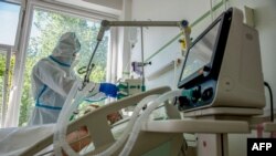 Egy új koronavírussal fertőzött beteg a Budapesti Országos Koranyi Pulmonológiai Intézet elszigetelő helyiségében lélegeztetőgépen van, 2020. április 21-én