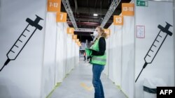 Një punonjëse në stadiumin Erika-Hess që shërben si qendra e dytë e vaksinimit kundër koronavirusit të ri në Berlin.