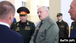 Bjeloruski lider Aleksandar Lukašenko i ministar odbrane Viktar Khrenin u junu ove godine