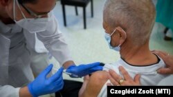 Oltás a tiszavasvári idősotthonban