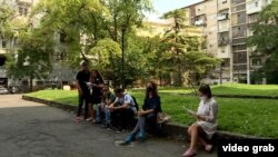 Членовите на Сојузот на средношколци се заканија дека средношколците ќе бидат офлајн, ако се остане на одлуката за целосно онлајн настава.