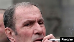 Armenia -- Opposition leader Levon Ter-Petrosian at an antigovernment rally in Yerevan, 1Mar2011