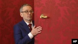 O ușă întredeschisă către guvernare: liderul FPO Herbert Kickl la palatul prezidențial de la Viena, la 6 ianuarie 2025.