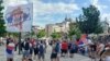 Gjatë protestës në Beograd më 28 qershor u pa një flamur me hartën e Kosovës në ngjyrat e flamurit të Serbisë me mbishkrimin “Nuk ka dorëzim”.