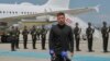 Украинският президент Володимир Зеленски говори пред медиите при пристигането си на летището в Анкара, 14 май 2025 г.