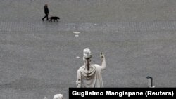 Piazza del Popolo, unul dintre simbolurile Romei, pustiită de măsurile menite să împiedice răspândirea Covid-19, care a fost depistat la 28.000 de italieni
