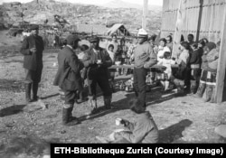 Exploratori europeni împart cafea cu localnicii groenlandezi la începutul anilor 1900