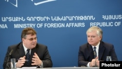 Armenia -- Armenian Foreign Minister Edward Nalbandyan with his Lithuanian counterpart Linas Linkevicius (L) at a joint press conference in Yerevan, 07Mar2013