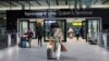 În imagine, pasageri care trec pe la unul din terminalurile aeroportului Heathrow, sâmbătă, la o zi după ce actiivitatea aeroportului a fost sistată vineri, ca urmare a unui incendiu la o substație care asigura alimentarea cu electricitate.
