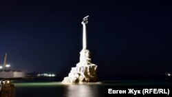 За словами кореспондента, перед вибухом не було чути ні шуму ракети, що летить, ні стрілянини з автоматичної зброї.