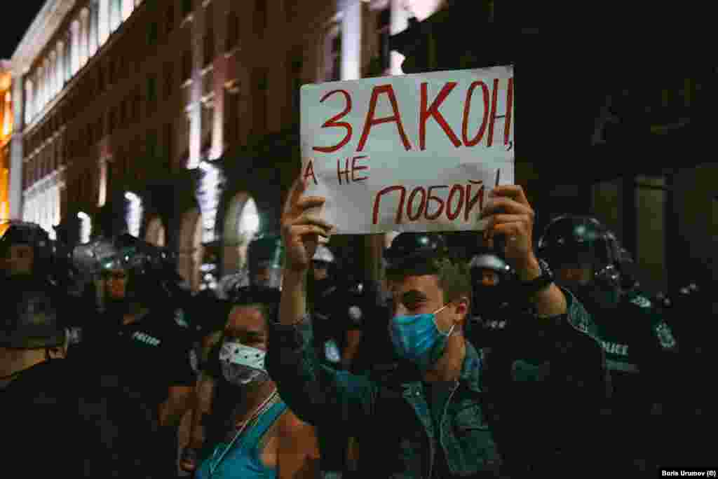 Транспарент поттикнат од полициското насилство. Според МВР, увидот во случаи на насилство може да трае цел месец. Овој учесник не е задоволен од оваа порака.