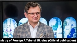 «Закликаю всіх звертатися до посольства України в Таджикистані або до посольства України в Пакистані, залишати свої контактні дані, якщо ви хочете потрапити на евакуаційний рейс», – сказав міністр