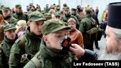 Призовник до російської армії цілує православний хрест