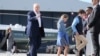 Američki predsednik Donald Tramp sa svojim unucima, Kloi i Tristanom, pre ukrcavanja u avion Er Fors Van, u utorak, 29. jula 2025. u Losimutu, na putu za povratak u Vašington.