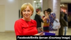 Jurnalista Emilia Șercan a criticat printr-o postare pe Facebook decizia luată de Înalta Curte de Casație și Justiție, care i-a condamnat pe foștii rectori ai Academiei de Poliție, Adrian Iacob și Petrică Mihail Marcoci, la 3 ani de închisoare cu suspendare.