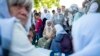 Porodice ubijenih Srebreničkih muškaraca i dječaka čekaju ukop tabuta sa posmrtnim ostacima 35 identifikovanih žrtava genocida u Srebrenici, 11. juli 2018.