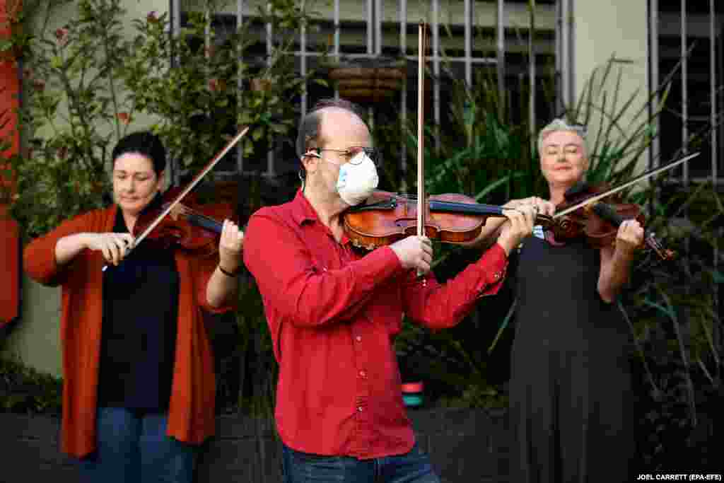 Membrii Orchestrei Operei din Sydney, Australia, solicită companiei să își reconsidere decizia de a renunța la muzicieni fără a-i plăti în urma izbucnirii unui focar de coronavirus în oraș.