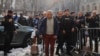 Călin Georogescu, fost candidat la președinția României, este dus de poliție la Parchetul General pentru interogatoriu pe 26 februarie 2025.