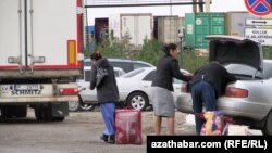 Türkmenistanyň gümrük nokatlarynyň biri (Illýustrasiýa suraty)
