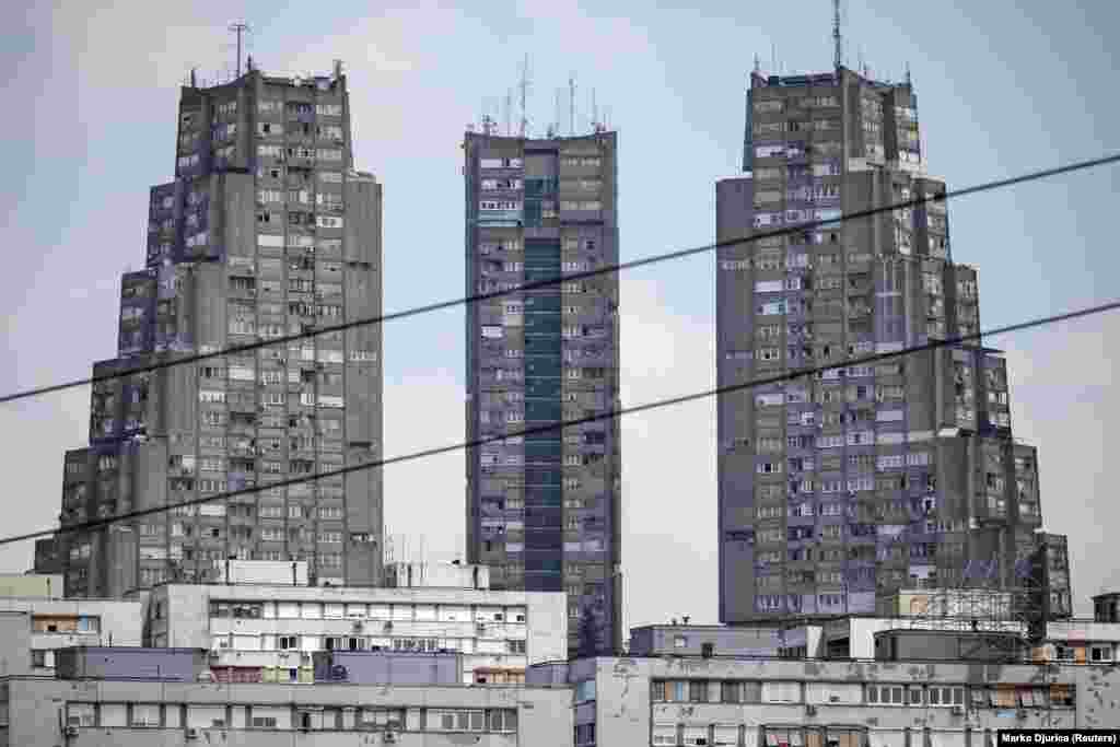 Трите облакодери во источниот дел на главниот град на Југославија, познати како „портите на Белград“. Тие беа завршени во 1976 година.