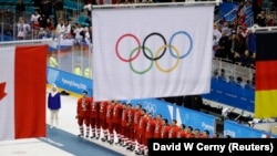 Az orosz olimpiai hokicsapat tagjai aranyéremmel a nyakukban, az orosz zászló helyett a 2018-as Téli Olimpián az olimpiai zászló került felvonásra. Phjongcshang, Dél-Korea, 2018. február 25.
