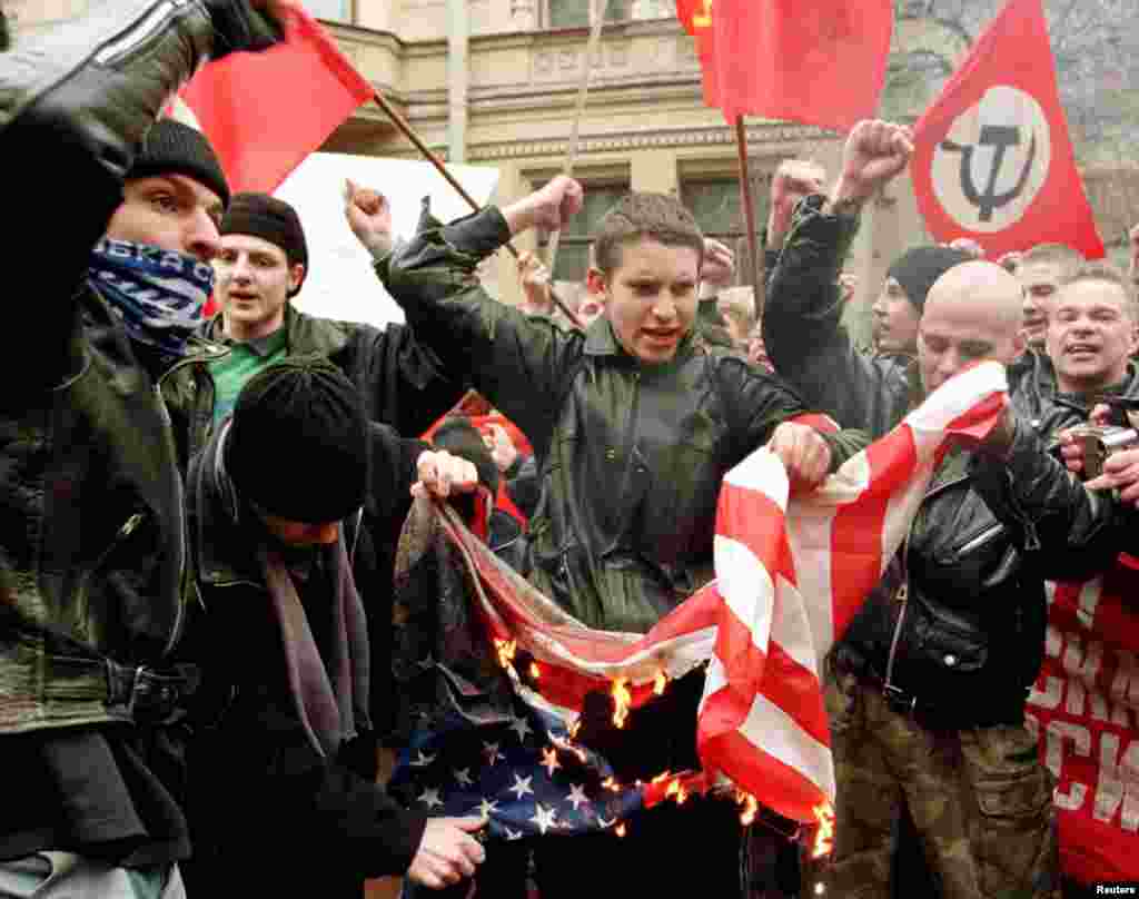 Nacionalistë rusë djegin flamurin amerikan jashtë konsullatës amerikane në Shën Petersburg në Rusi, 26 mars 1999. Alexander Demianchuk/Reuters. 