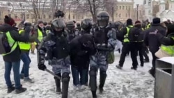 Kiemelt rendőri jelenlét a Navalnijt támogató tüntetések helyszínén