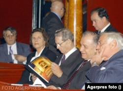 Ion Iliescu (al doilea din dreapta) s-a împotrivit de mai multe ori, după ce a preluat puterea după Revoluția din '89, ca Regele Mihai să se întoarcă în țară. Imaginea este de la un spectacol de la Opera Română din Timișoara, 2001.