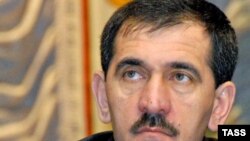 Обращаясь к представителям силовых структур, глава Ингушетии подчеркнул, что такими действиями, когда задержанных бьют и пытают, они готовят новых террористов
