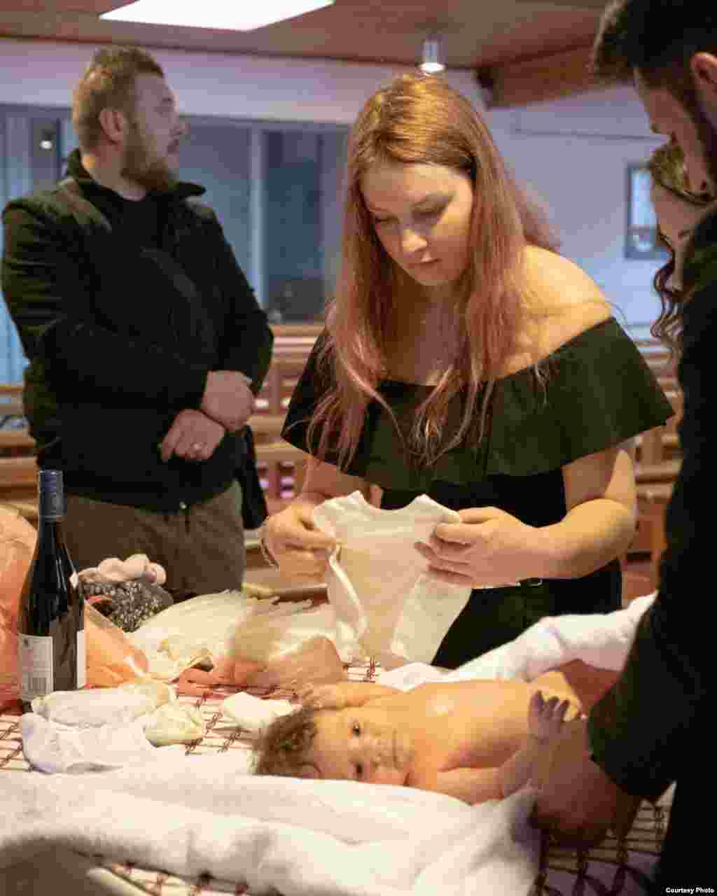 Larisa Pasaniuc egyike azoknak a román járvány-bébiknek, akik szüleik hazájától távol látták meg a napvilágot. Larisa Dublinban született, ahol a szülei dolgoznak.