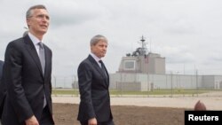 Secretarul general Nato, Jens Stoltenberg (stg.) și premierul Dacian Cioloș la ceremonia de inaugurare a bazei aeriene antibalistice de la Deveselu, 12 mai 2016. 