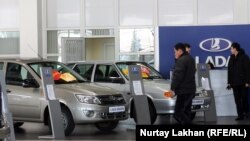 Атомобили российских марок, выставленные на продажу. Алматы, 28 декабря 2012 года.