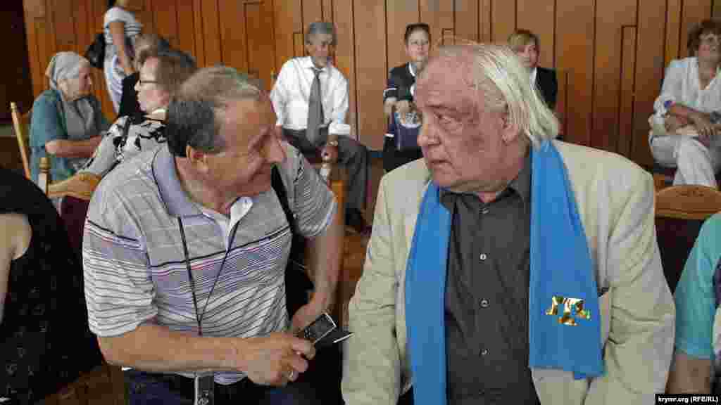2012 senesi mayıs 18 künü. Qırım jurnalisti Nikolay Semena (solda) Vladimir Bukovskiyden intervyü ala. Qırımnıñ Rusiye tarafından ilhaqından soñ Semena taqip etilüv obyekti olacaq