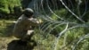 Литовські військові облаштовують огорожу на кордоні з Білоруссю, 9 липень 2021 року
