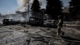2-nji awgust. Donetsk sebitiniň ýangyn söndürijileri zarba urlan şäherde ýangyn söndürýär.