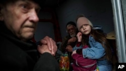 O familie stă într-o dubă și așteaptă să fie evacuată din orașul ucrainean Pokrovsk de pe linia frontului, la sfârșitul lunii trecute. 