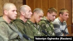 Російські військовослужбовці, які були затримані в Україні, під час прес-конференції у Києві, 27 серпня 2014 року