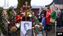 Cetățeni ruși la mormântul opozantului rus Alexei Navalnîi, în ultima zi a alegerilor prezidențiale din Rusia. 17 martie 2024. 