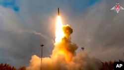 Test rusesc cu rachetă intercontinentală Yars la 29 octombrie 2024, la poligonul Plesețk, într-o fotografie distribuită de Ministerul rus al Apărării.