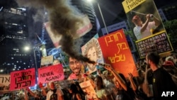 Girov götürülən israillilərin azad edilməsi tələbi ilə İsrail Müdafiə Nazirliyi qarşısında nümayiş.