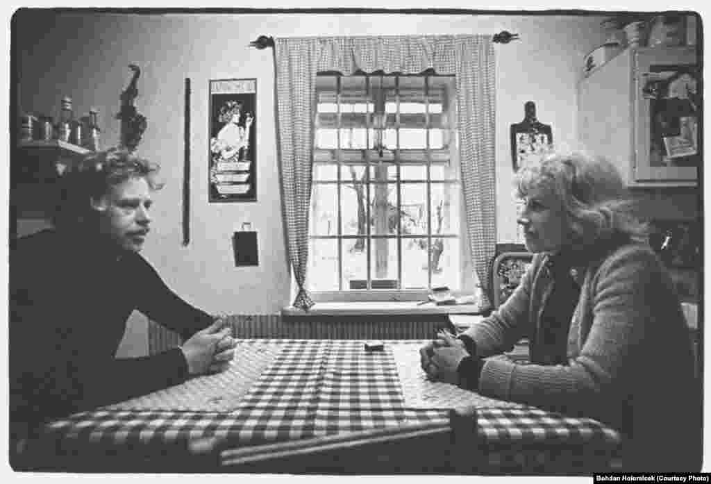 Гавел із першою дружиною Ольгою в селі Градечек, 1974 рік. Ольга померла 1996 року. Вона була активною учасницею дисидентського руху і теж підписала «Хартію-77»
