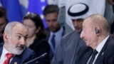 Premierul armean Nikol Pașinian (stânga) și președintele azer Ilham Aliev (dreapta), la summitul BRICS de la Kazan, Rusia, octombrie 2024.