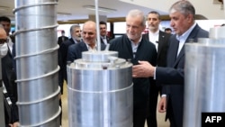 Președintele Masud Pezeshkian (al doilea la dreapta) și șeful Organizației Iraniene pentru Energie Atomică, Mohammad Eslami (dreapta), cu ocazia Zilei Naționale a Tehnologiei Nucleare la Teheran. 9 aprilie