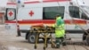 Машина скорой помощи госпитализирует детей с симптомами отравления в селе Березовка. Западно-Казахстанская область, 4 декабря 2014 года.