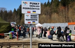 Українські біженці в час масового вторгнення Росії до України прибувають до пункту прийому на прикордонному пункті пропуску в Кросценко. Польща, 17 березня 2022 року