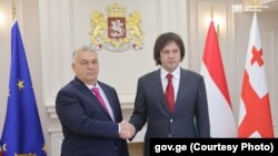 Унгарскиот премиер Виктор Орбан (лево) и неговиот грузиски колега Иракли Кобахиџе, Тбилиси, 29 октомври 2024