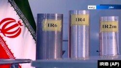 Trei versiuni ale centrifugelor de îmbogățire a uraniului de la Natanz în timpul prezentării într-un program televizat din iunie 2018