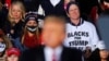 Szimpatizánsok hallgatják Donald Trumpot, aki Kelly Loeffler republikánus szenátorjelölttel együtt szólalt fel a georgiai választás második fordulójának előestéjén. A választáson dől el az állam két szenátori posztjának a sorsa. Dalton, Georgia, Egyesült Államok, 2021. január 4.
