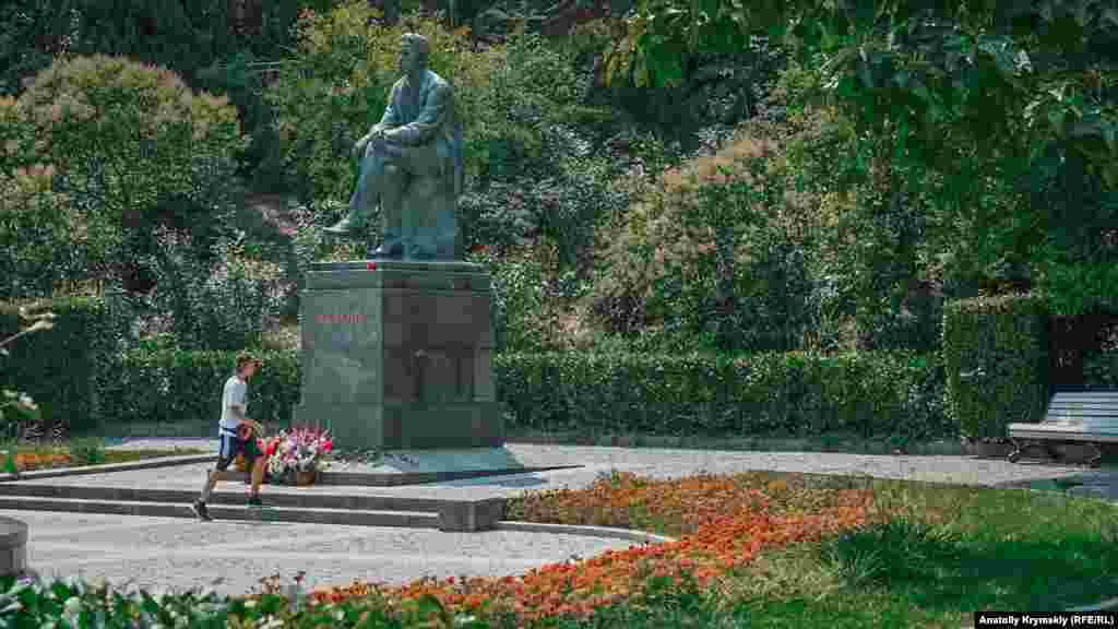 У парку розташований єдиний бронзовий пам'ятник Антону Чехову. Його встановили в липні 1953 року