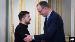 Președintele ucrainean Volodimir Zelenski (stânga) și președintele Partidului Creștin Democrat German (CDU), Friedrich Merz, la Kiev pe 9 decembrie 2024.